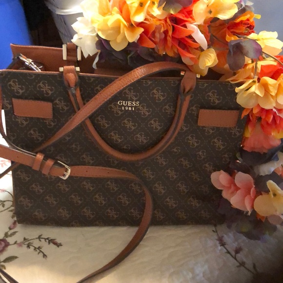 Guess satchel bag with shoulder strap. Three interior compartments. - Picture 1 of 10
